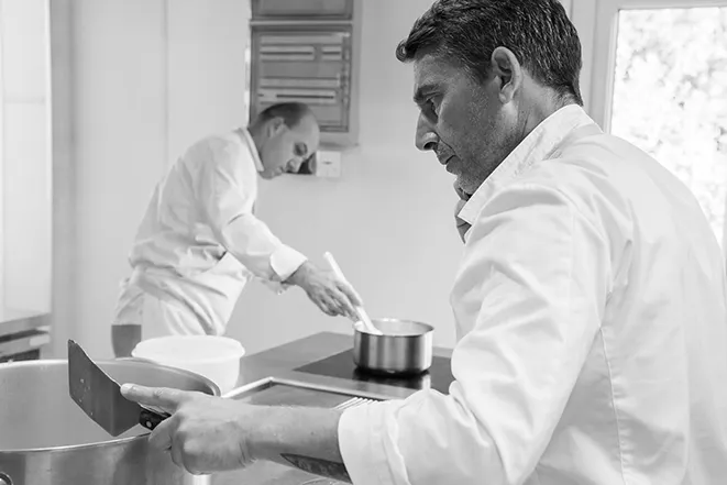 Le Chef Patrick Turpin et le Chef Thierry Game en train de cuisiner, photo en noir et blanc - restaurant Lac du Bourget - La Parfumerie