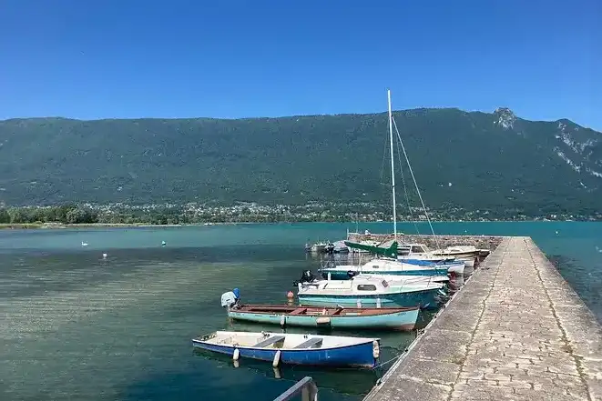 Photo du ponton du village de Terre-Nue au Viviers-du-Lac, donnant sur le lac du Bourget et la dent du Chat - restaurant Lac du Bourget - La Parfumerie
