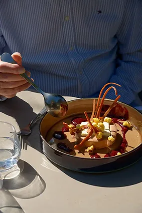 Une photo de plat d'un dessert