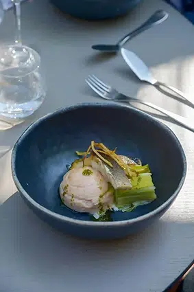Une photo de plat avec du poisson et des légumes